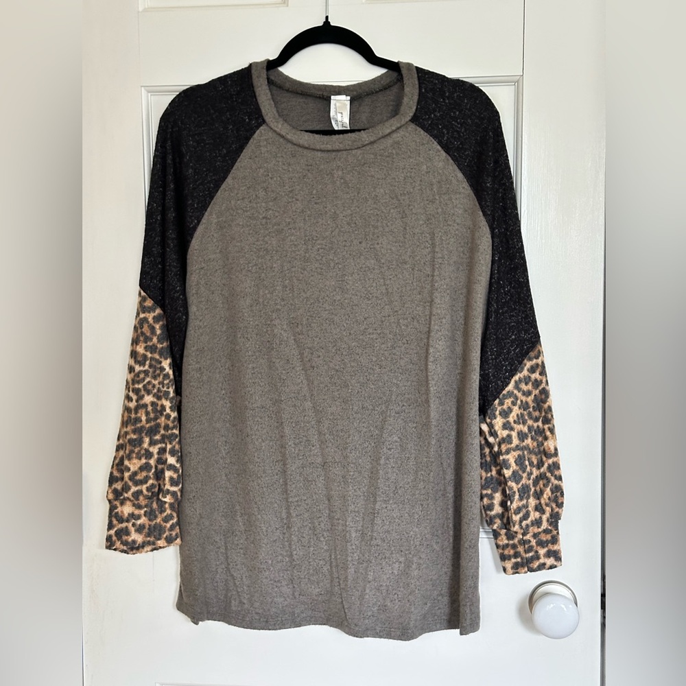 NWOT Grateful Hearts black and tan fuzzy top with leopard sleeves - L